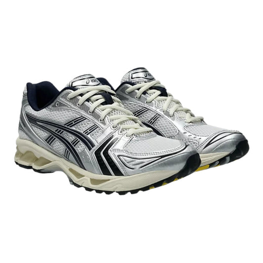 ASICS Gel-Kayano 14 JJJJound White Navy – Premium Sneaker in Weiß, Silber und Dunkelblau mit Mesh-Upper und Gel-Technologie, Paaransicht schräg von vorn der JJJJound Kollaboration.