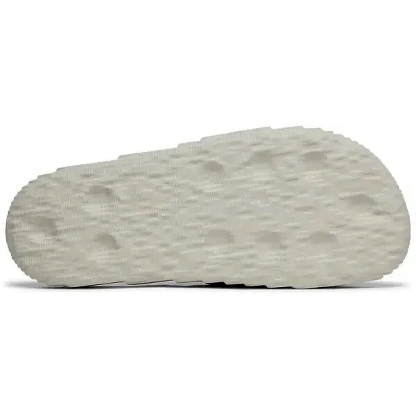 Adidas Adilette 22 Slides in Aluminium-Grau, Unterseite der Sandale mit strukturierter Sohle, fotografiert auf weißem Hintergrund.