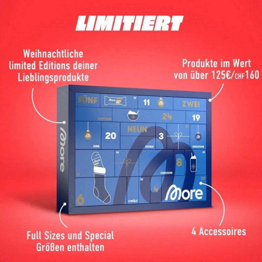 More Nutrition Adventskalender 2025 – Fitness Adventskalender mit weihnachtlichen Geschmacksvariationen, Proteinshakes und Süßigkeiten vor rotem Hintergrund