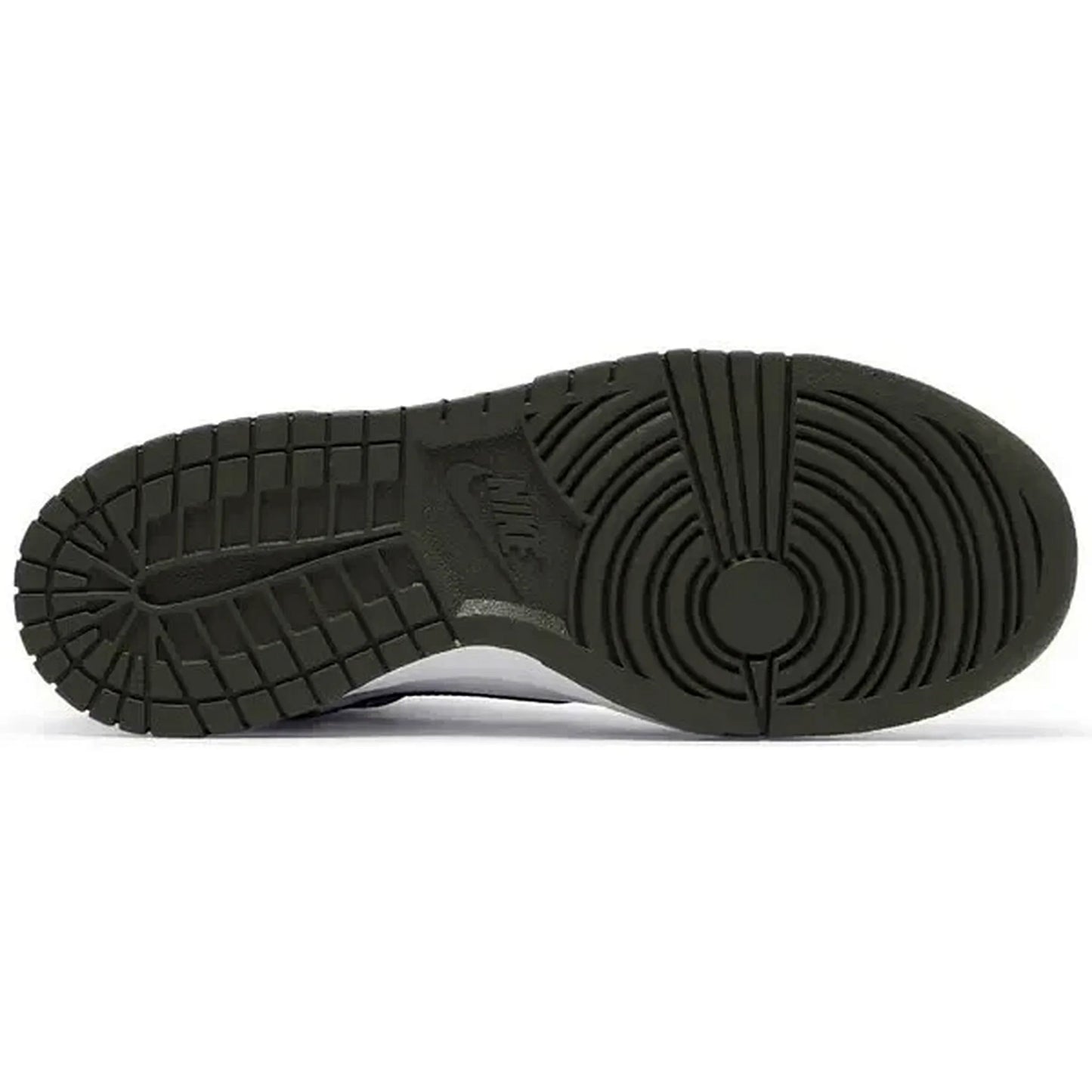 Nike Dunk High Retro GS Cargo Khaki – Detailaufnahme der dunkelgrünen Gummiaußensohle mit klassischem Nike-Logo und kreisförmigem Traktionsmuster