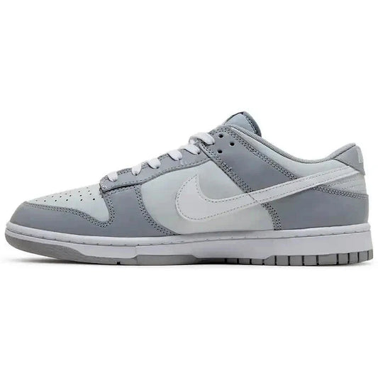 Nike Dunk Low Two Tone Grey – seitliche Aufnahme des grauen Low-Top-Sneakers mit weißen Overlays und hellgrauer Zwischensohle auf weißem Hintergrund.