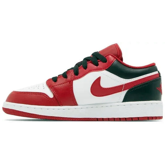 Air Jordan 1 Low GS Bulls, Seitenansicht von innen, Sneaker in Weiß, Rot und Dunkelgrün mit rotem Swoosh und schwarzer Schnürung, auf weißem Hintergrund.