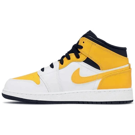 air jordan 1 mid gs university gold sneaker in gelb weiß schwarz für kinder und damen – seitliche ansicht auf weißem hintergrund
