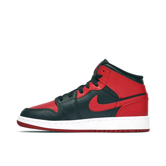 Air Jordan 1 Mid Kindersneaker in Rot und Schwarz mit rotem Nike-Swoosh und weißer Zwischensohle auf weißem Hintergrund.