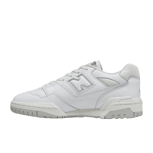 New Balance 550 White Grey – Seitenansicht des minimalistischen Retro-Sneakers mit weiß-grauer Farbgebung, perforiertem Leder und klassischem „N“-Logo für zeitlosen Streetwear-Stil.