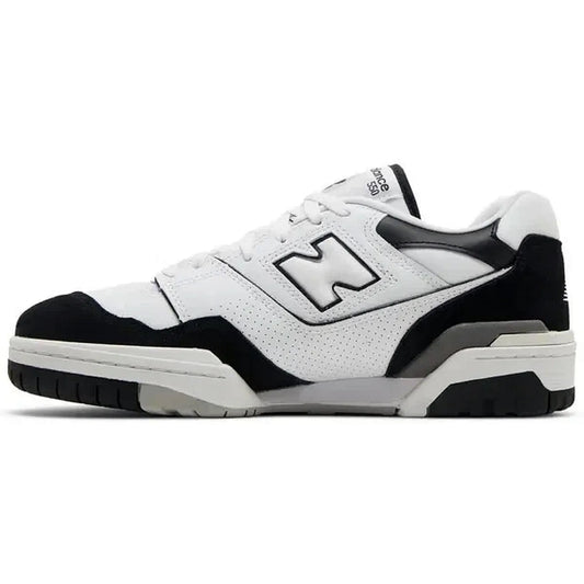 New Balance 550 White Black Rain Cloud – Innenansicht des weißen Ledersneakers mit schwarzen Wildleder-Details und perforierten Seitenteilen im klassischen Retro-Design.
