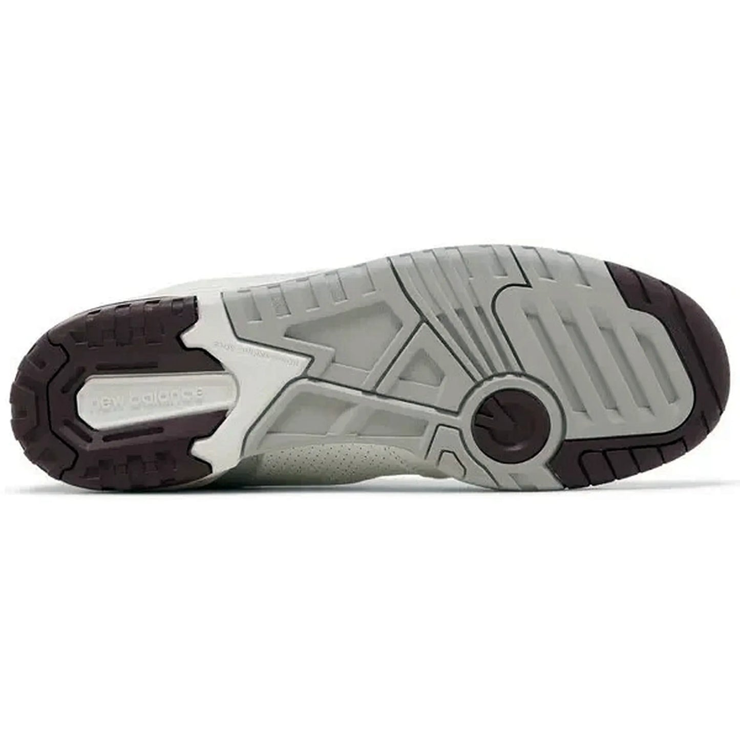 New Balance 550 White Natural Indigo Burgundy – Unteransicht der Außensohle mit rutschfestem Profil in Grau und Bordeaux, klassischem New-Balance-Branding und stabiler Retro-Konstruktion.