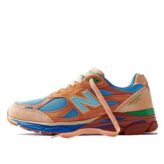 New Balance 990v3 Joe Freshgoods Collaboration – Detailansicht des limitierten Sneakers in Orange, Blau und Grün mit auffälligen Farbkontrasten, JFG-Branding an der Ferse und hochwertigem Wildleder-Mesh-Mix.