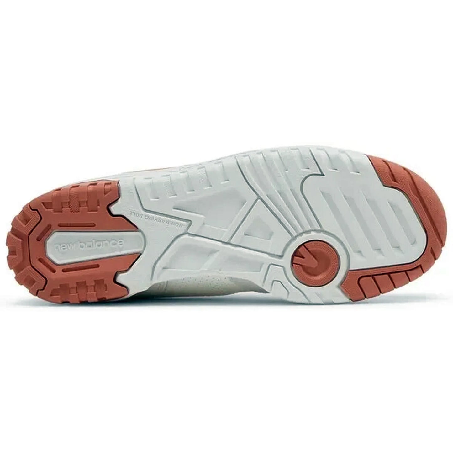 New Balance 550 Wmns Au Lait – Unteransicht der Sohle mit beigen und braunen Akzenten, griffigem Retro-Profil und klassischem „New Balance“-Branding für optimalen Halt.