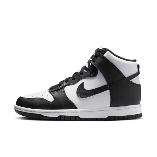 Nike Dunk High Wmns Panda 2021 – klassischer Damen Sneaker in Schwarz-Weiß mit perforierter Toebox, schwarzem Swoosh und zweifarbiger Gummisohle, seitliche Produktansicht auf weißem Hintergrund.