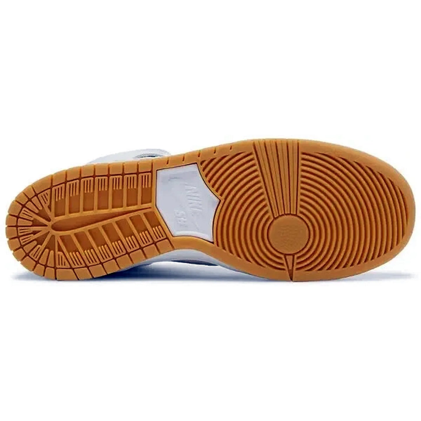 Nike SB Dunk High Pro ISO Orange Label Unbleached Natural – Unteransicht der braunen Gummisohle mit kreisförmigem Profil und Nike SB Logo, dargestellt auf weißem Hintergrund.