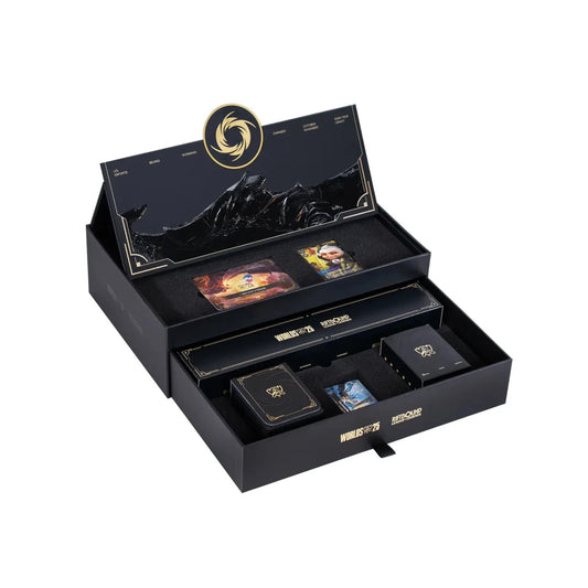 Geöffnete Riftbound Worlds 2025 Collector Box mit Karten und Sammlerstücken