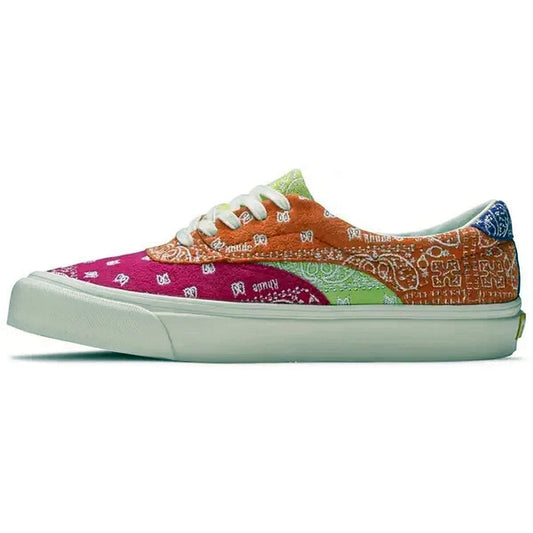 Vans Acer Ni SP x Rhude Multicolor – Seitenansicht des farbenfrohen Sneakers mit Bandana-Muster in Pink, Grün, Orange und Blau, weißen Schnürsenkeln und beiger Gummisohle auf weißem Hintergrund.