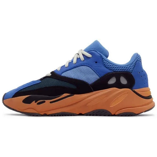 Adidas Yeezy Boost 700 Bright Blue, Innenansicht des Sneakers mit blauer Mesh-Oberfläche, schwarzen und dunkelblauen Overlays sowie orangefarbener Boost-Zwischensohle auf weißem Hintergrund.