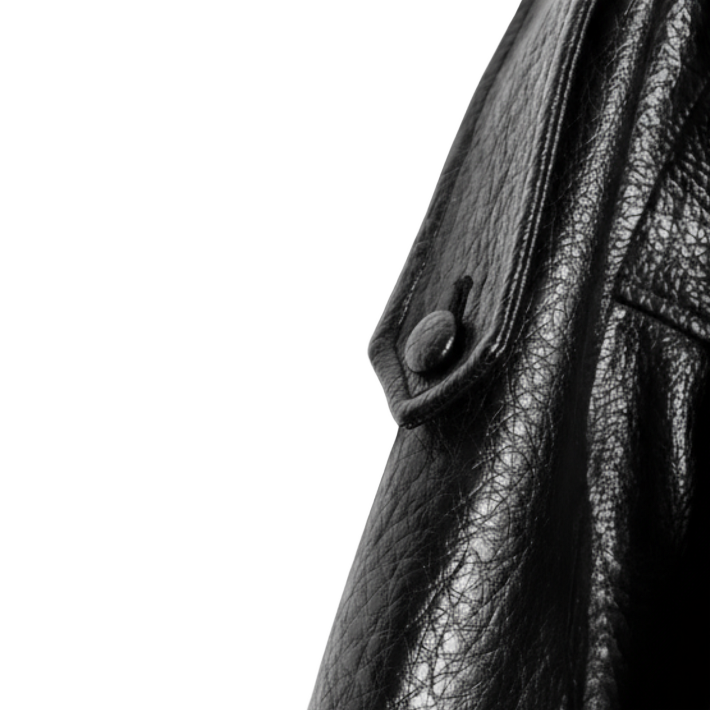 Detailaufnahme einer schwarzen Damenjacke in Lederoptik von ZARA – strukturierte Oberfläche mit Knopf- und Schulterklappen-Design für edlen Look.