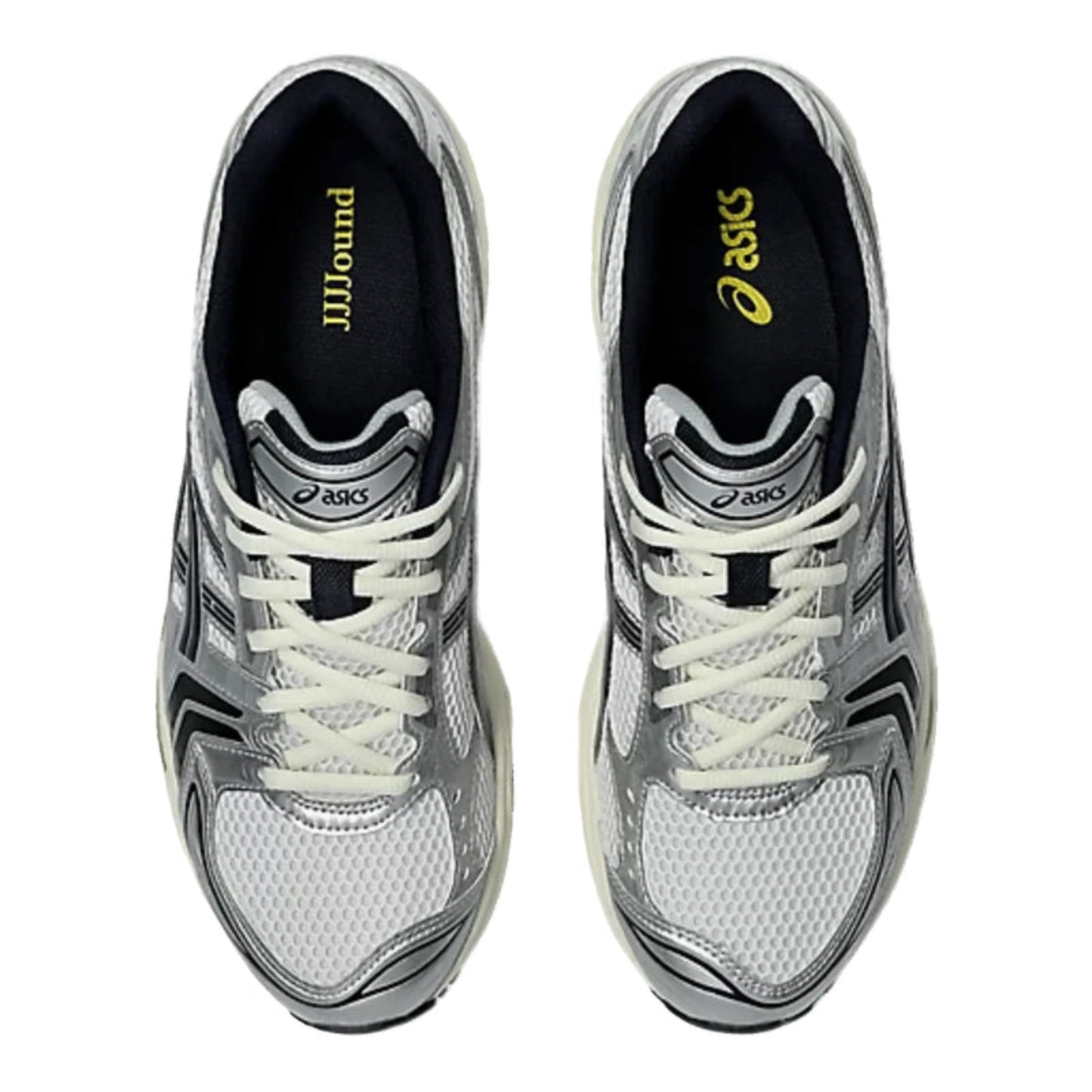 ASICS Gel-Kayano 14 JJJJound White Navy – Silber-weiße Laufschuhe mit navyfarbenem Innenfutter und JJJJound-Branding, Draufsicht des Paars mit sichtbarem Logo auf der Innensohle.