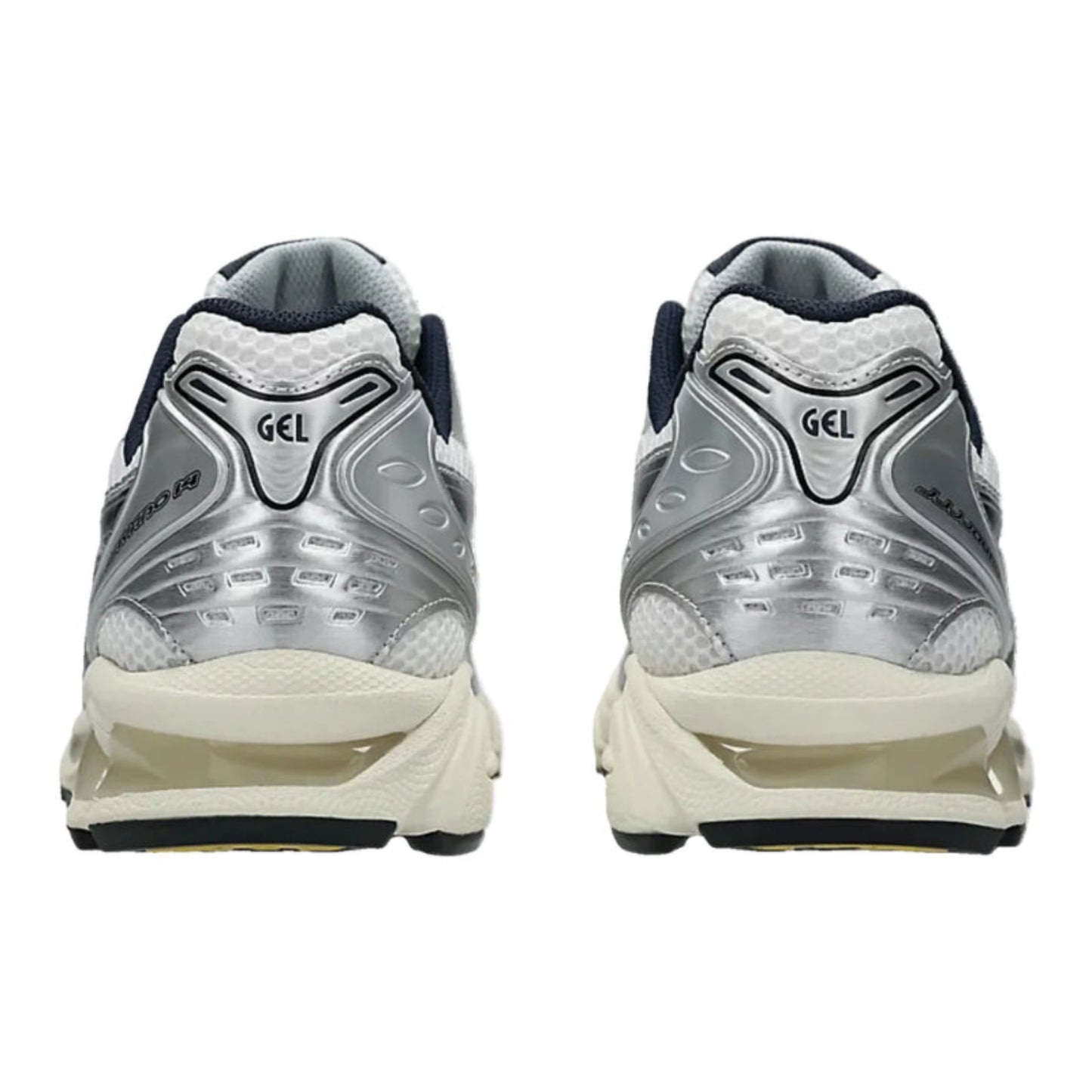 ASICS Gel-Kayano 14 JJJJound White Navy – Limitierte Sneaker-Kollaboration in Silber und Weiß mit navyfarbenem Innenfutter, Rückansicht des Paars mit GEL-Branding und stabiler Fersenkappe.