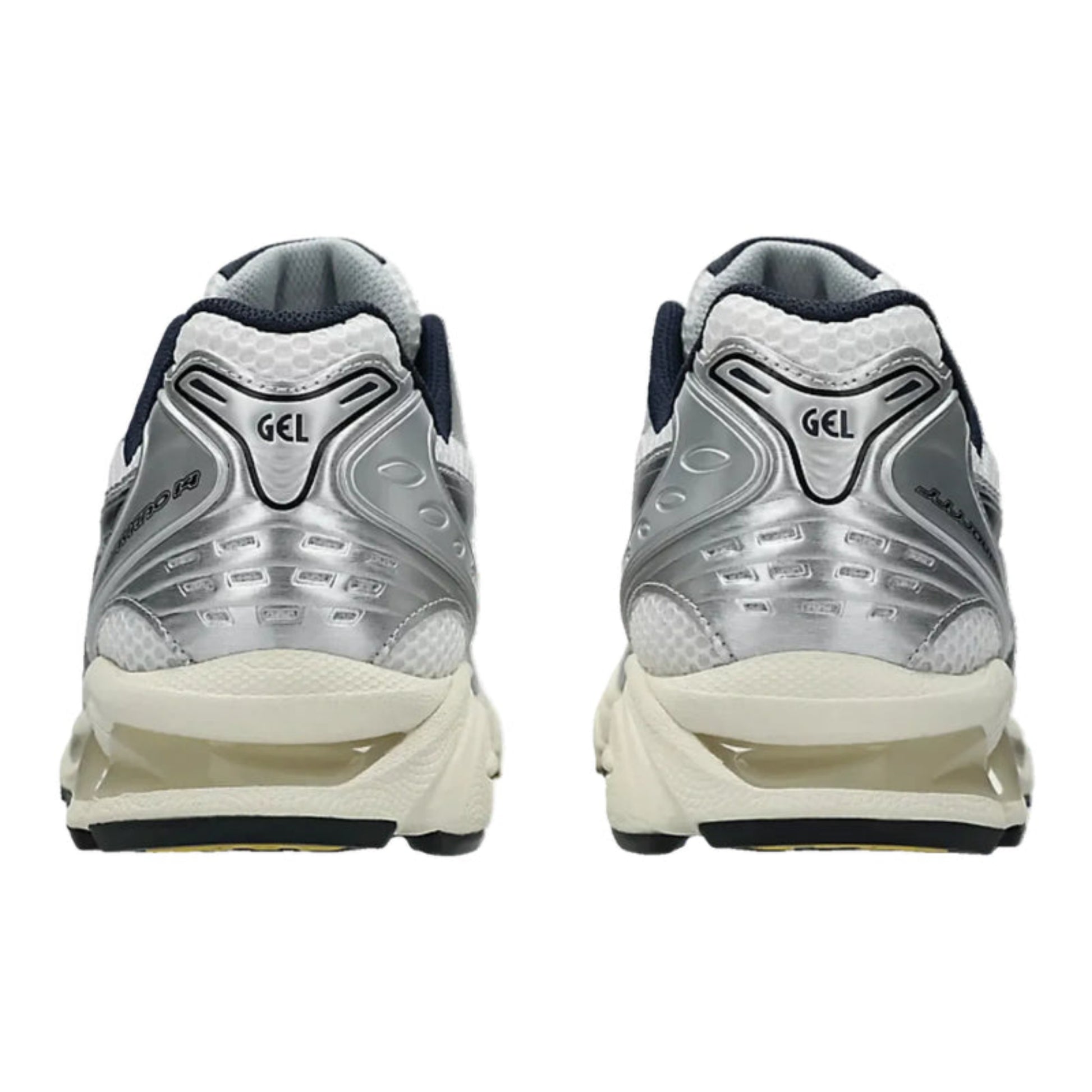 ASICS Gel-Kayano 14 JJJJound White Navy – Limitierte Sneaker-Kollaboration in Silber und Weiß mit navyfarbenem Innenfutter, Rückansicht des Paars mit GEL-Branding und stabiler Fersenkappe.