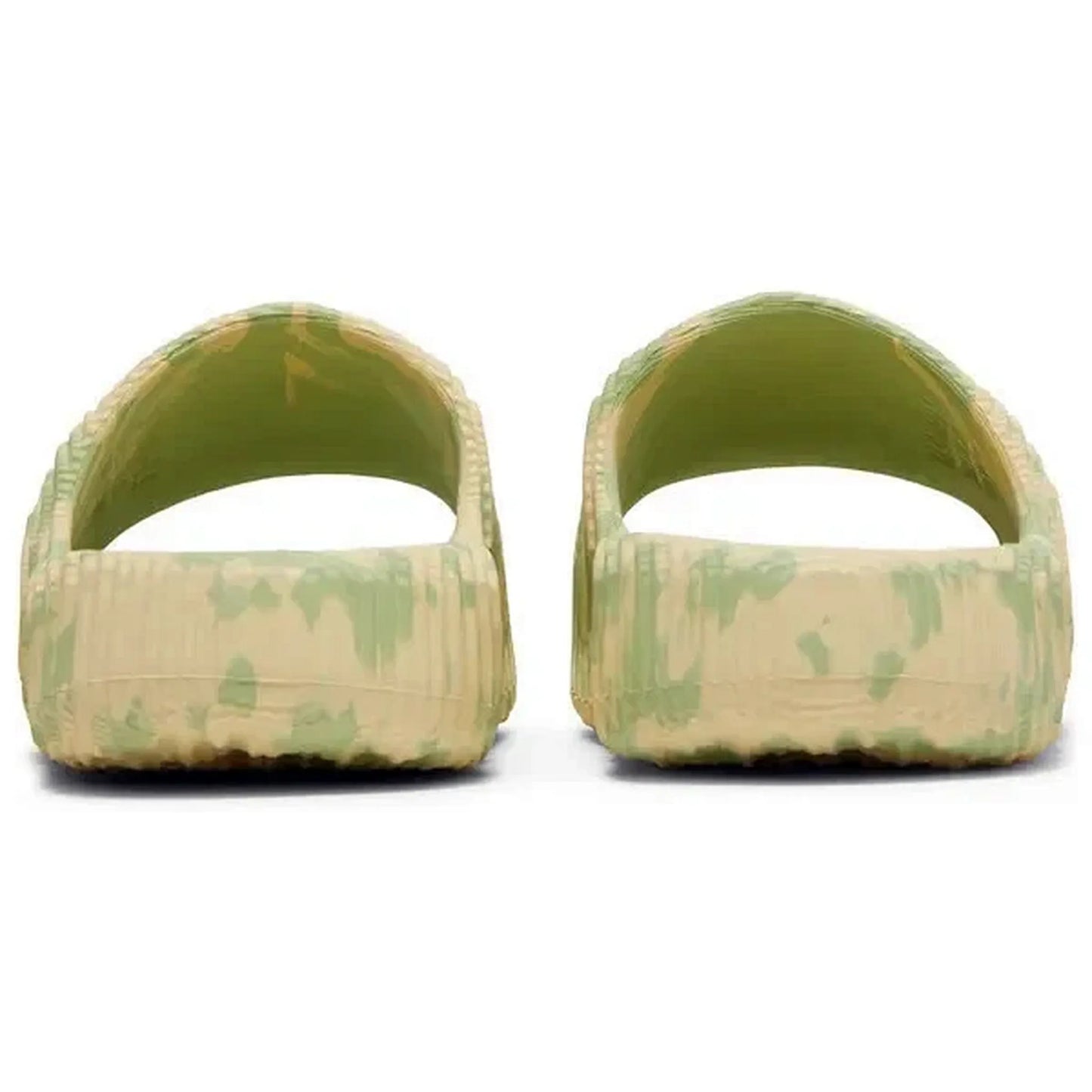 Adidas Adilette 22 Slides Magic Lime Desert Sand, Rückansicht der beigen und grünen Sandalen mit marmoriertem Muster und gerippter Struktur auf weißem Hintergrund.
