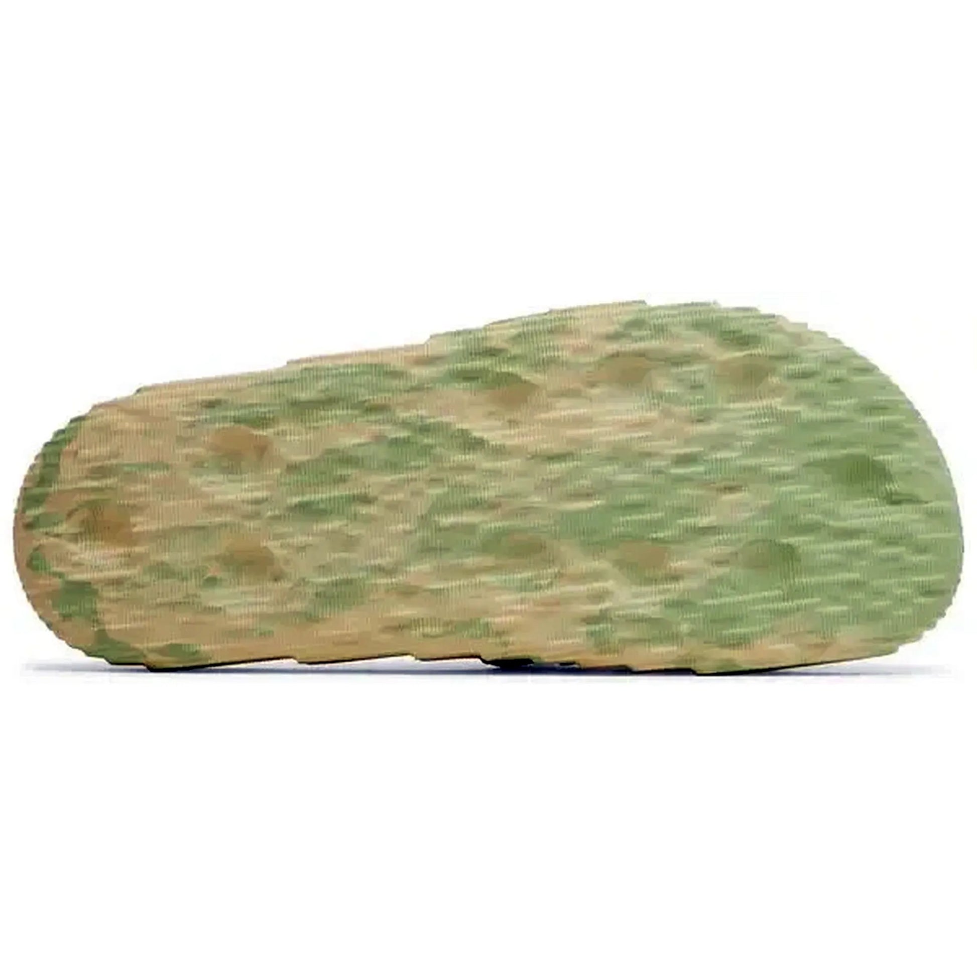 Adidas Adilette 22 Slides Magic Lime Desert Sand, Unteransicht der Sandale mit grün-beiger marmorierter Sohle und wellenförmiger Struktur auf weißem Hintergrund.
