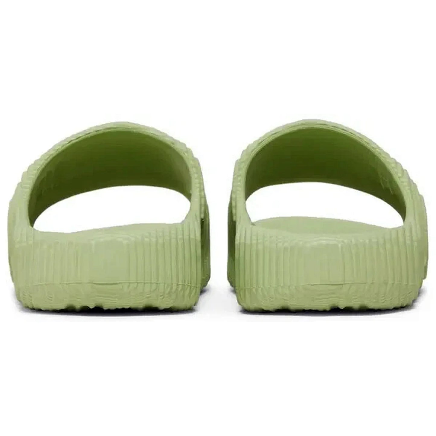 Adidas Adilette 22 Slides in Magic Lime, Rückansicht der hellgrünen Sandalen mit markantem, gerilltem Design und futuristischer Struktur, auf weißem Hintergrund.