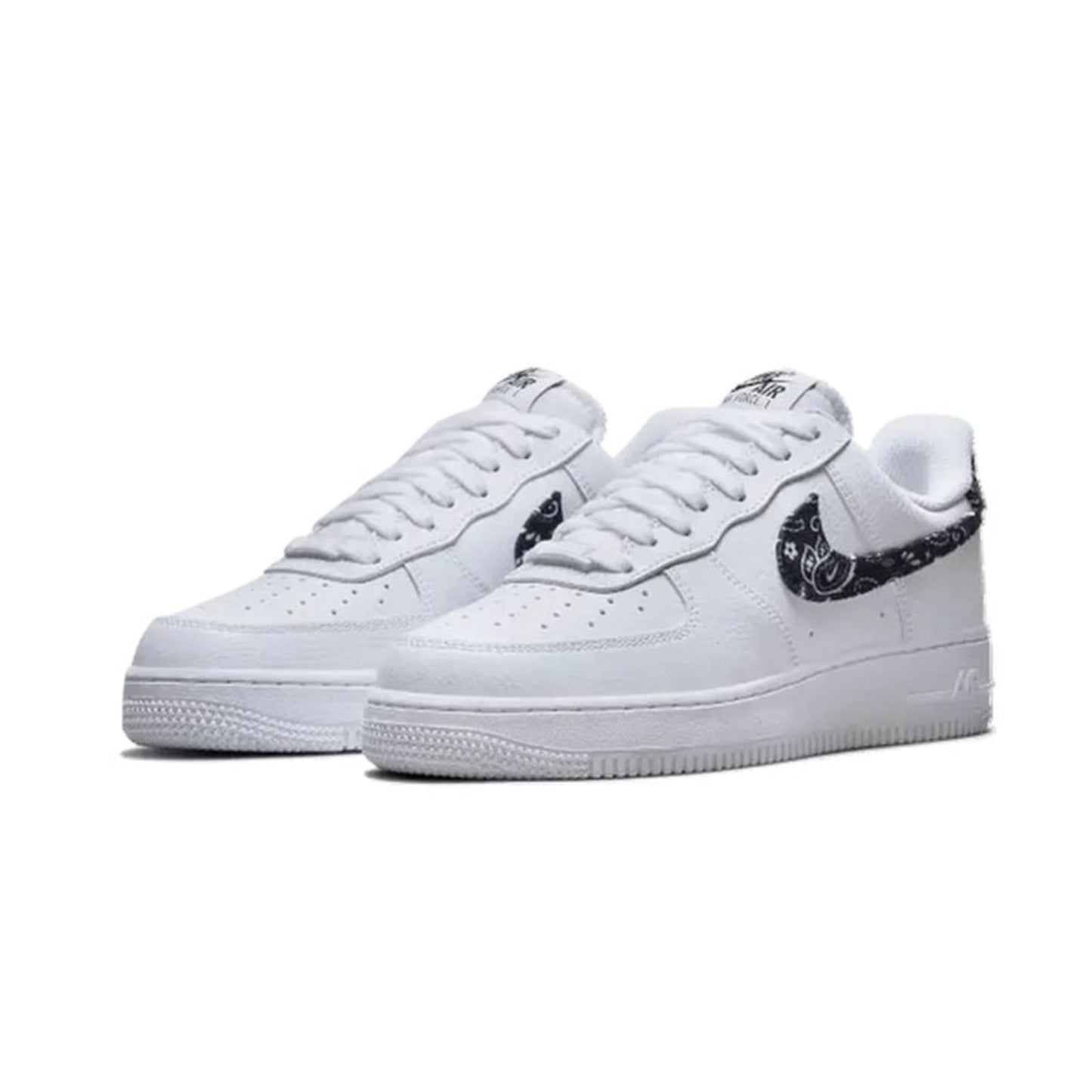 Nike Air Force 1 Low 07 Essential Wmns White Black Paisley – Paaransicht der weißen Damen-Sneaker mit schwarzem Paisley-Muster auf dem Swoosh und an der Ferse, klassischer AF1-Schnitt und cleanem Weiß für zeitlosen Streetwear-Stil.