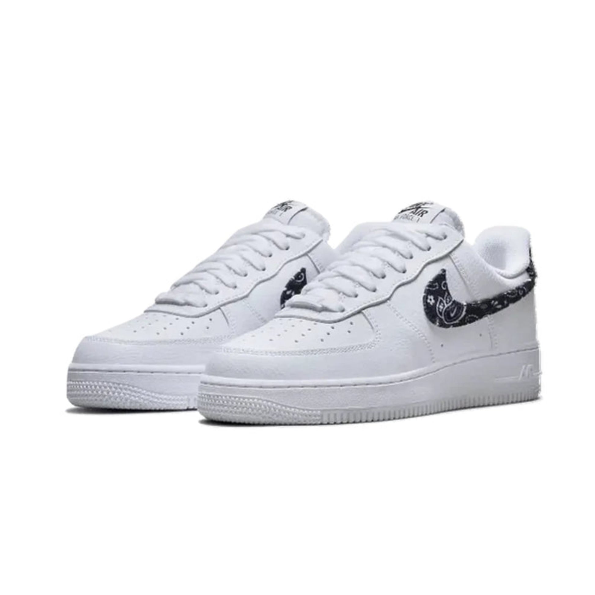 Nike Air Force 1 Low 07 Essential Wmns White Black Paisley – Paaransicht der weißen Damen-Sneaker mit schwarzem Paisley-Muster auf dem Swoosh und an der Ferse, klassischer AF1-Schnitt und cleanem Weiß für zeitlosen Streetwear-Stil.