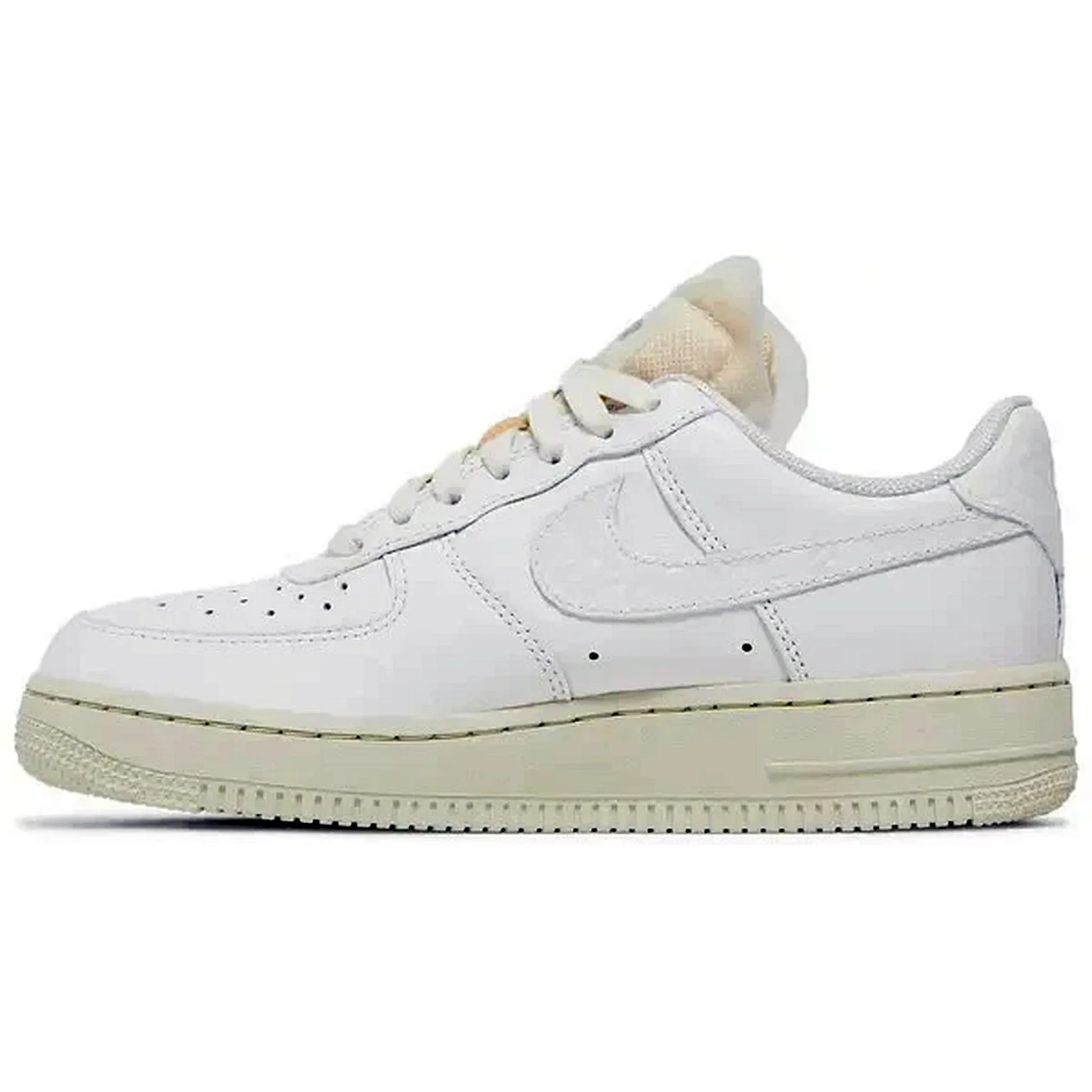 Nike Air Force 1 Low PRM Jewels White – Seitenansicht des weißen Ledersneakers mit halbtransparentem Jewel-Swoosh, cremefarbener Vintage-Sohle und klassischem Air Force 1-Look in Premium-Verarbeitung.