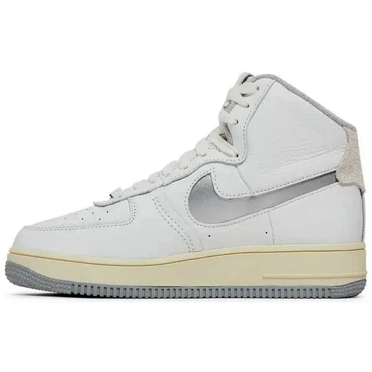 Nike Air Force 1 High Sculpt White Silver – Retro-Sneaker in Weiß mit silbernem Swoosh, minimalistischer High-Top-Silhouette und cremefarbener Midsole, inspiriert vom klassischen Basketball-Design.
