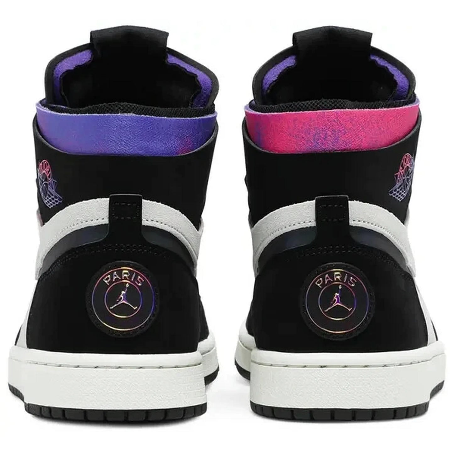 Air Jordan 1 High Zoom CMFT PSG, Rückansicht beider Sneaker mit Paris-Saint-Germain-Logo auf der Ferse und violett-pinkem Farbverlauf am Schaft, auf weißem Hintergrund.
