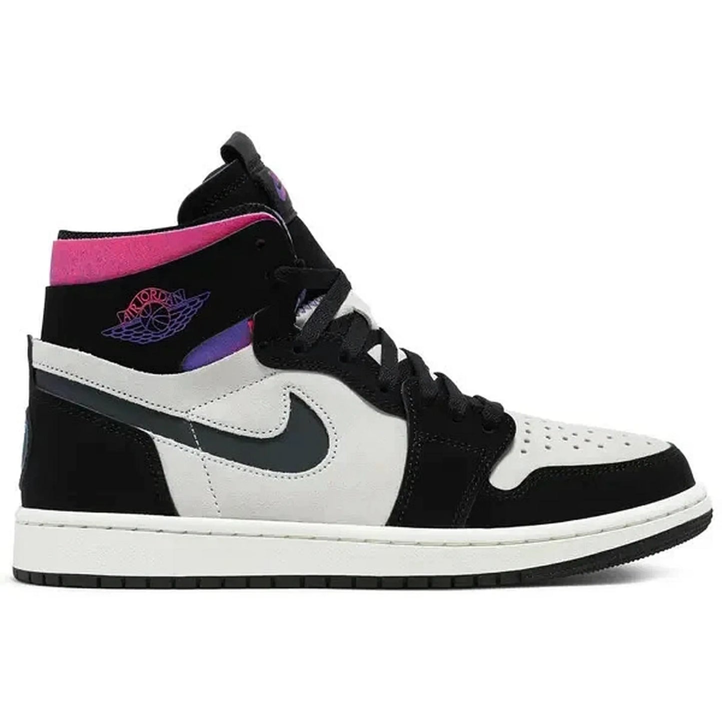 Air Jordan 1 High Zoom CMFT PSG, Seitenansicht des Sneakers mit grauer und schwarzer Wildleder-Oberfläche, grauem Swoosh und violett-pinkem Knöchelbereich auf weißem Hintergrund.