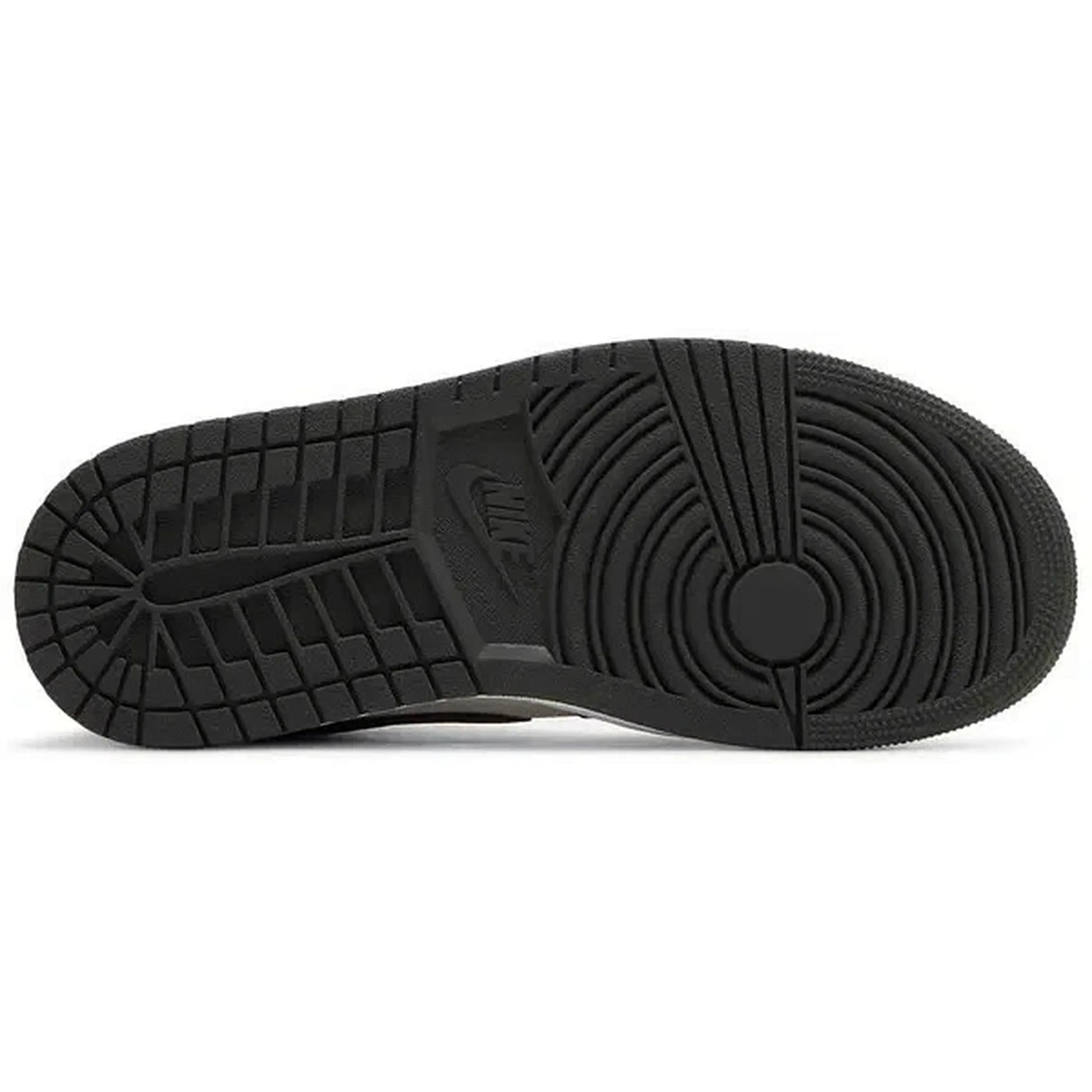 Nike Air Jordan 1 Mid Wmns Newsprint Light Orewood Brown – Damen Sneaker mit schwarzer Gummisohle, Unteransicht der Laufsohle im klassischen Air Jordan Muster.