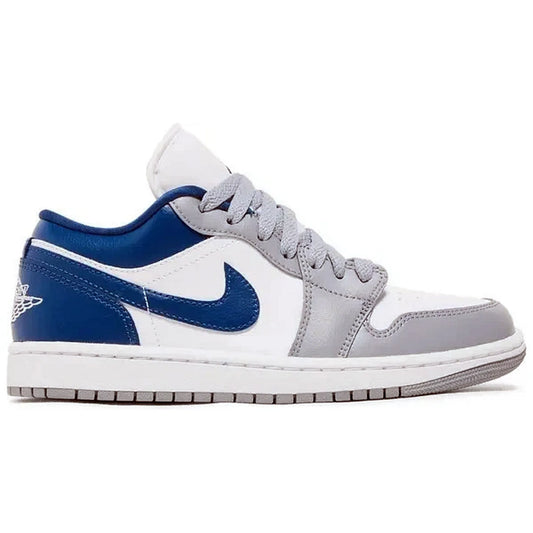 Air Jordan 1 Low French Blue, Seitenansicht des Sneakers in Weiß, Grau und Blau mit Nike-Swoosh und grauen Schnürsenkeln, auf weißem Hintergrund.
