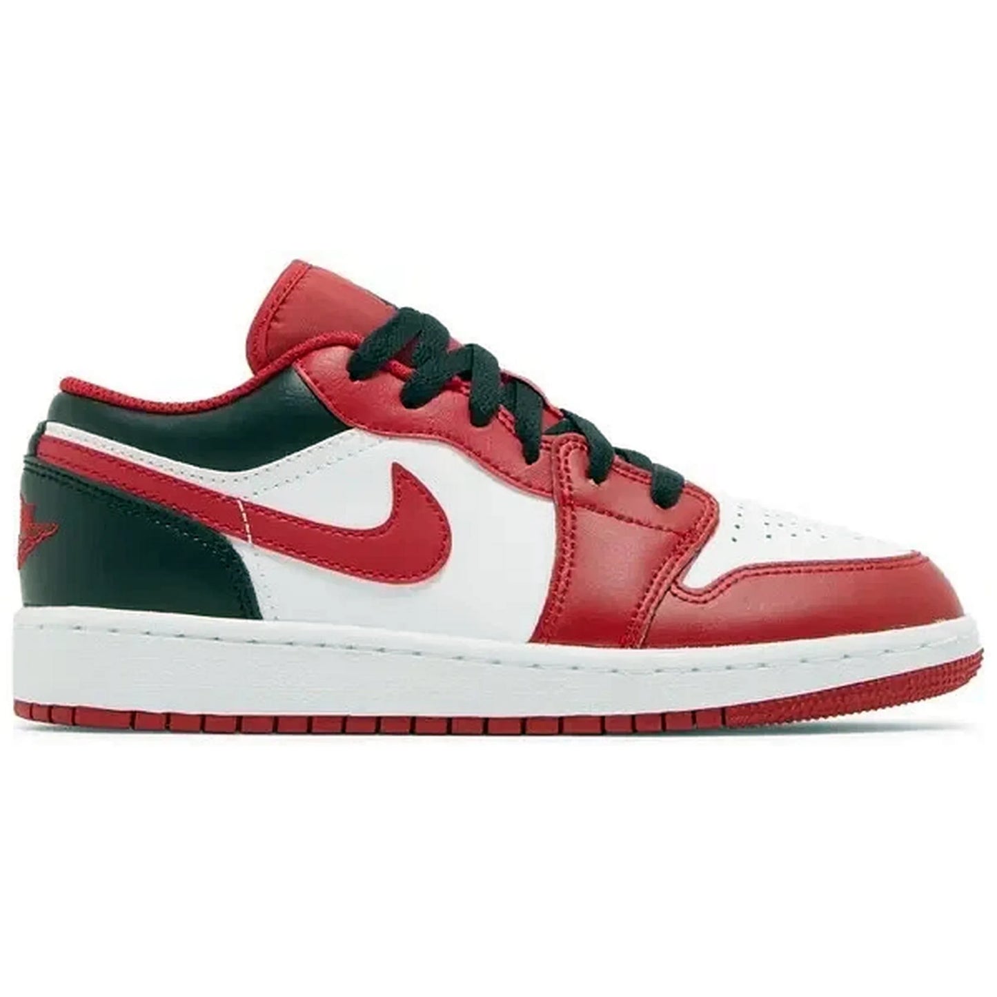 Air Jordan 1 Low GS Bulls, Seitenansicht des Sneakers in Rot, Weiß und Dunkelgrün mit rotem Nike-Swoosh und schwarzen Schnürsenkeln, auf weißem Hintergrund.