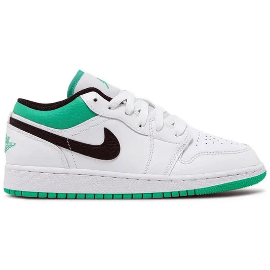 Air Jordan 1 Low GS White Lucky Green, Seitenansicht des weißen Sneakers mit schwarzem Nike-Swoosh, grünen Akzenten an Ferse, Zunge und Außensohle, auf weißem Hintergrund.