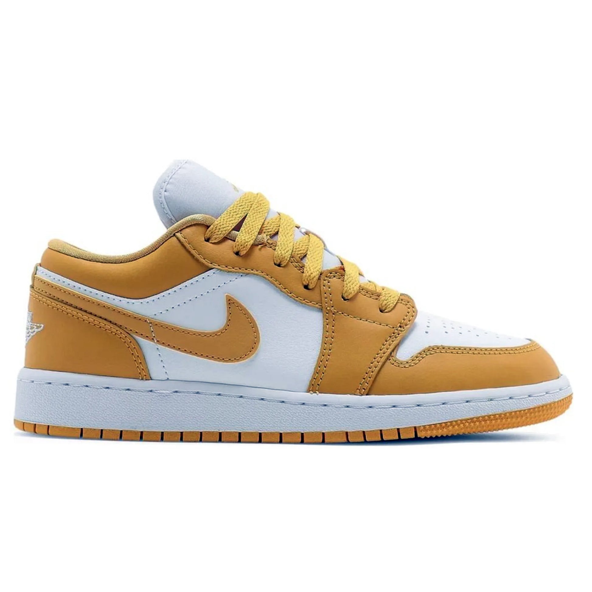 Air Jordan 1 Low GS White Pollen, Seitenansicht des gelb-weißen Sneakers mit weißen Lederpartien, gelben Overlays, gelben Schnürsenkeln und weißer Mittelsohle, auf weißem Hintergrund.