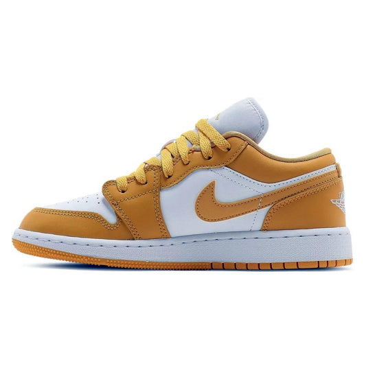 Air Jordan 1 Low in Gelb-Weiß, Seitenansicht des Sneakers mit gelbem Leder-Overlay, weißer Basis, gelben Schnürsenkeln und weißer Mittelsohle, auf weißem Hintergrund.