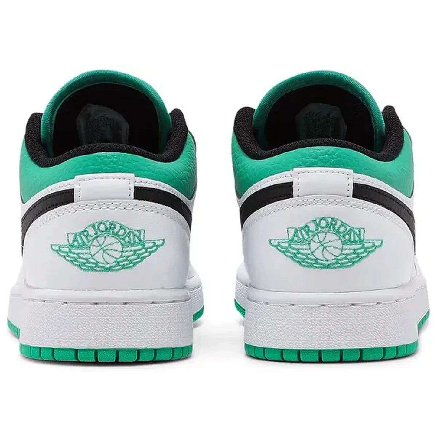 Air Jordan 1 Low GS White Lucky Green, Rückansicht des weißen Sneakers mit grüner Ferse, schwarzem Detailstreifen und Air-Jordan-Flügel-Logo in Grün, auf weißem Hintergrund.
