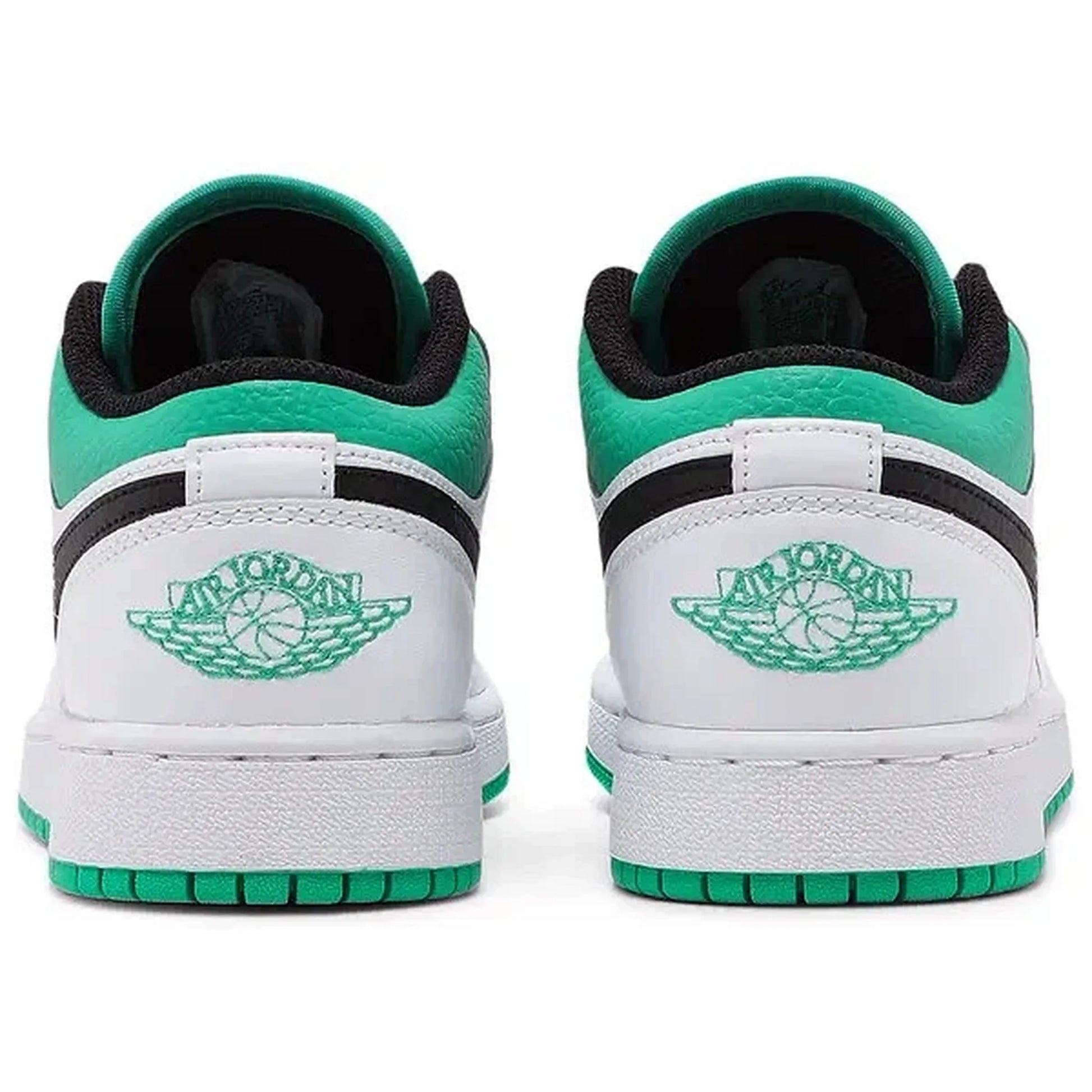Air Jordan 1 Low GS White Lucky Green, Rückansicht des weißen Sneakers mit grüner Ferse, schwarzem Detailstreifen und Air-Jordan-Flügel-Logo in Grün, auf weißem Hintergrund.