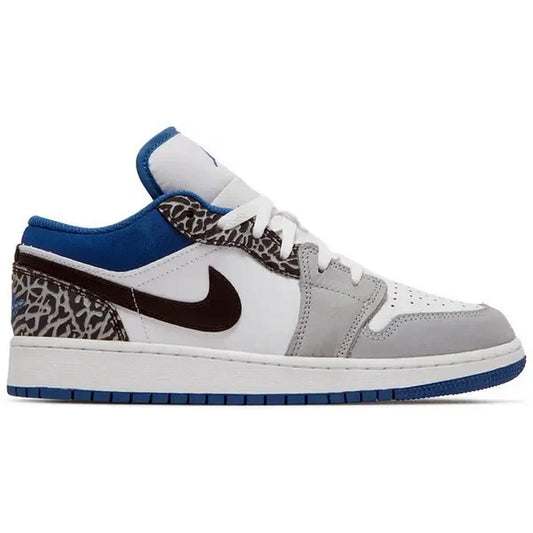 Air Jordan 1 Low SE GS True Blue in Grau, Weiß und Blau mit schwarzem Swoosh und auffälligem Elephant-Print an Ferse und Schnürung, auf weißem Hintergrund.