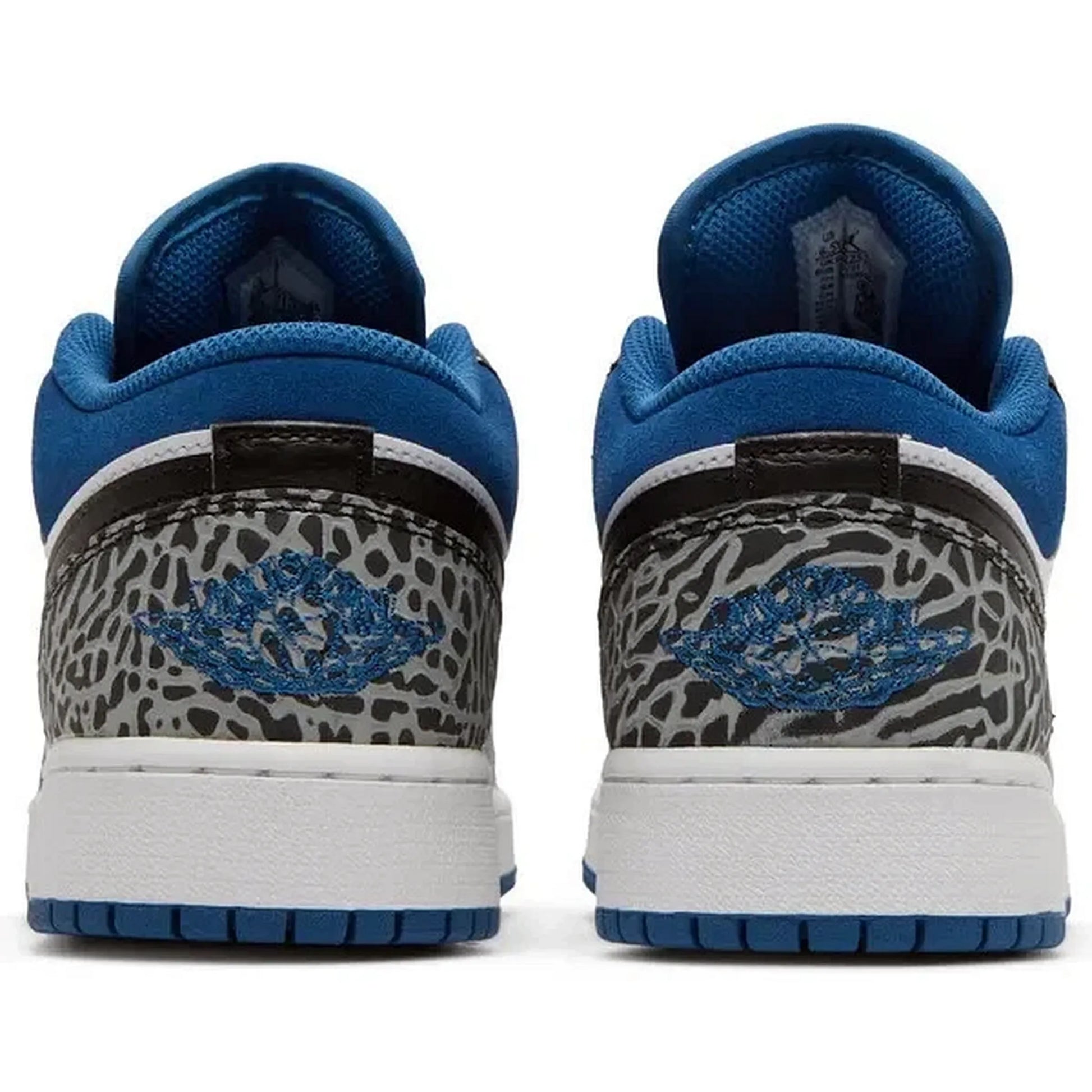 Air Jordan 1 Low SE GS True Blue Sneaker Rückansicht mit grauem Elephant-Print, blauer Ferse und gesticktem Air-Jordan-Logo in Blau auf weißem Hintergrund.