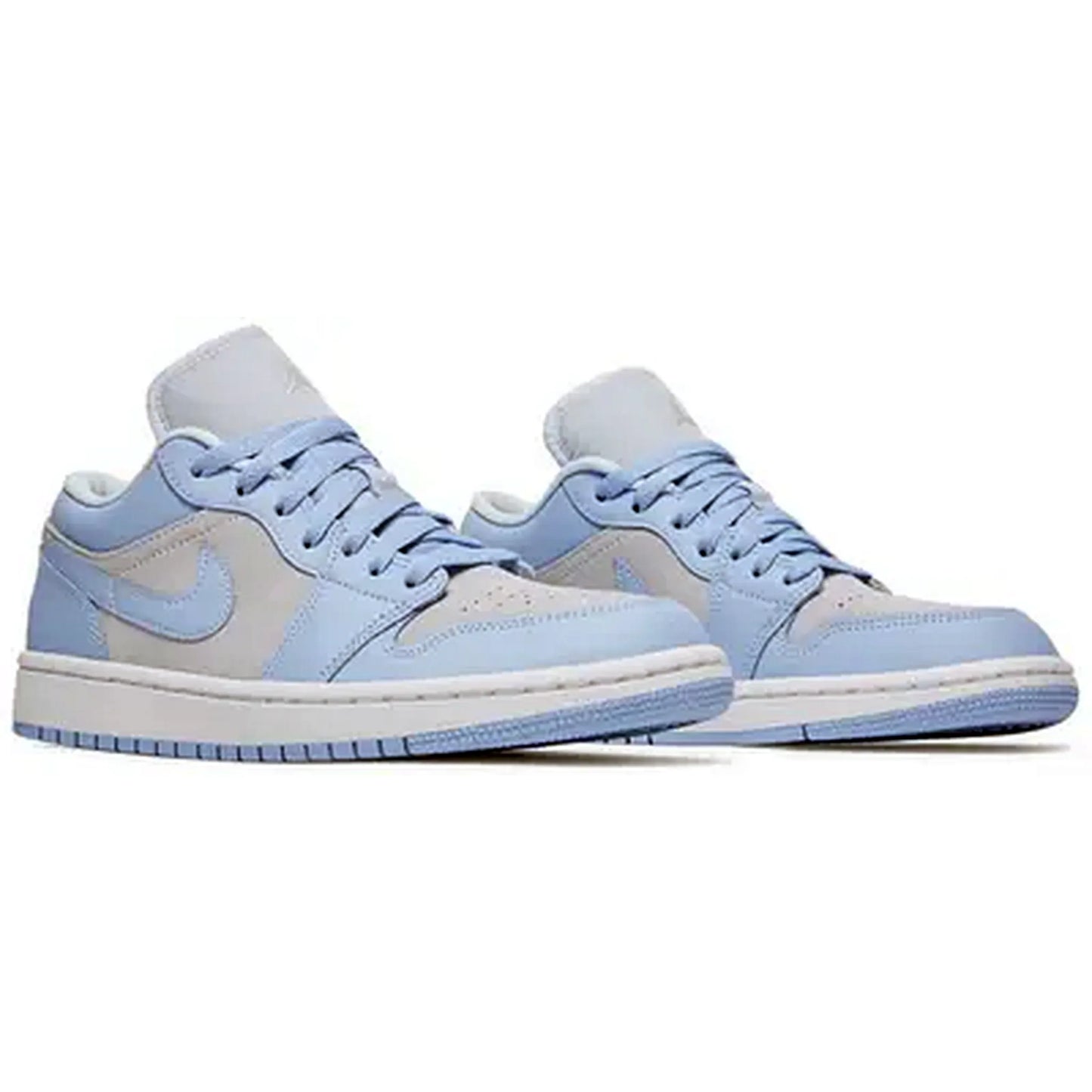 Air Jordan 1 Low Sneaker in hellblau und grau mit weißer Mittelsohle, seitlichem Swoosh und klassischem Low-Cut-Design auf weißem Hintergrund.