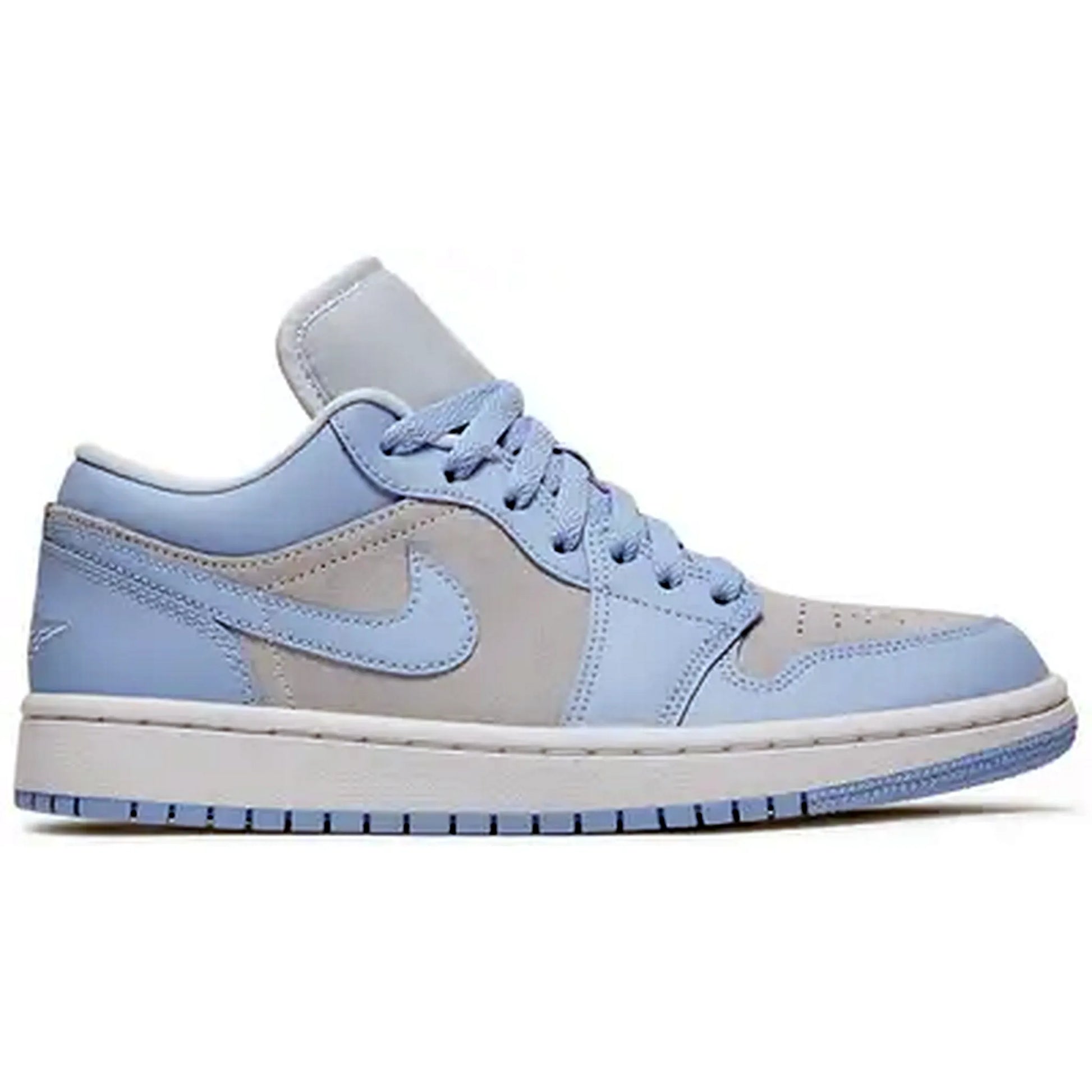Air Jordan 1 Low Wmns Football Grey Aluminum Sneaker in hellblau-grauer Farbkombination mit seitlichem Swoosh, weißer Mittelsohle und blauem Außensohlenprofil auf weißem Hintergrund.