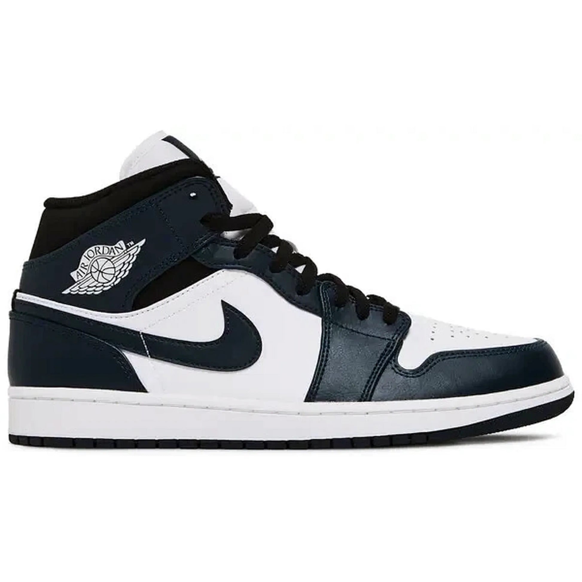 Air Jordan 1 Mid Armory Navy Sneaker in Dunkelblau-Weiß mit schwarzer Zunge, weißem Air-Jordan-Logo an der Knöchelpartie und weißer Mittelsohle auf weißem Hintergrund.