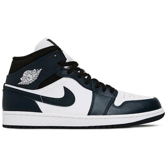 Air Jordan 1 Mid Armory Navy Sneaker in Dunkelblau-Weiß mit schwarzer Zunge, weißem Air-Jordan-Logo an der Knöchelpartie und weißer Mittelsohle auf weißem Hintergrund.