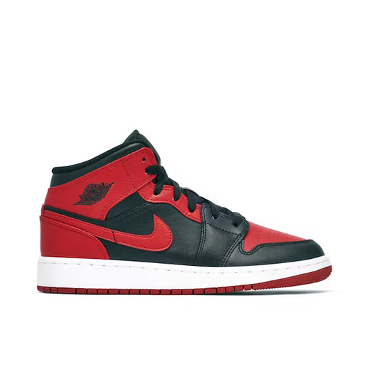 Air Jordan 1 Mid Sneaker in Schwarz und Rot mit rotem Nike-Swoosh, schwarzer Zunge und weiß-roter Sohle, seitlich auf weißem Hintergrund fotografiert.