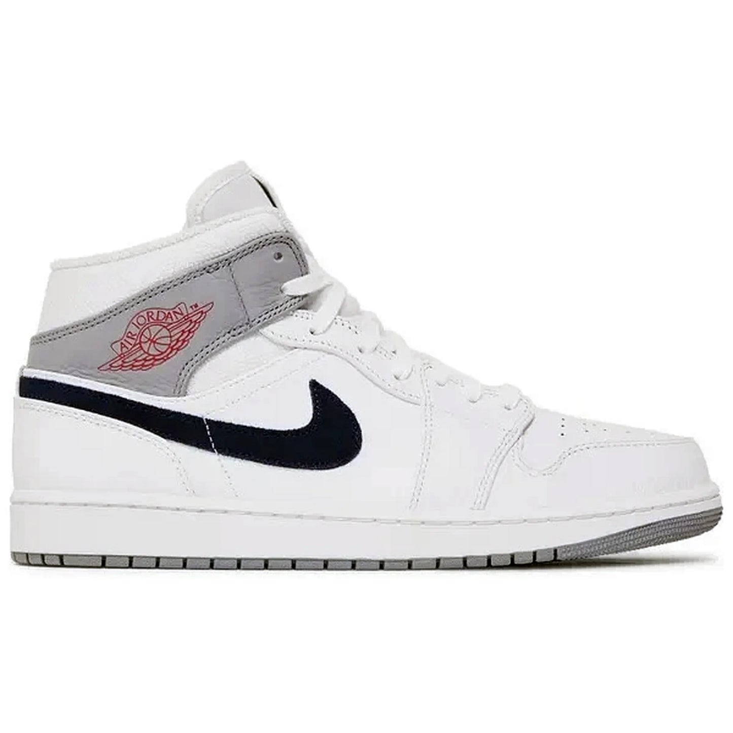 Air Jordan 1 Mid Paris White Sneaker – Weiß-graue Nike Basketballschuhe mit navyfarbenem Swoosh und rotem Wings-Logo, Seitenansicht für Herren und Damen.
