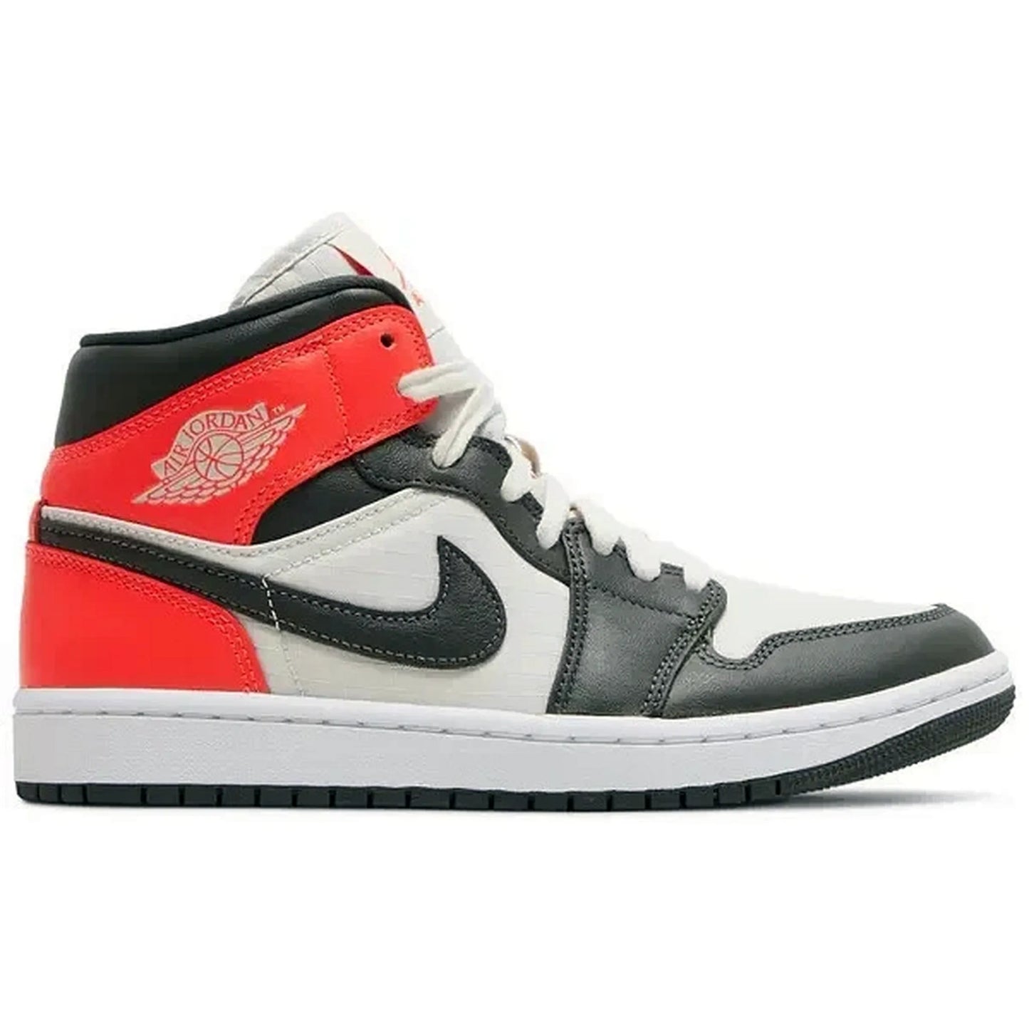 Nike Air Jordan 1 Mid Wmns Newsprint Light Orewood Brown – Damen Sneaker in Schwarz, Weiß und Rot mit ikonischem Wings-Logo, Seitenansicht rechts der Mid-Top Silhouette.