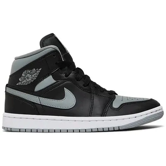 Nike Air Jordan 1 Mid Wmns Shadow – Klassische Damen Sneaker in Schwarz und Grau mit ikonischem Wings-Logo, rechte Seitenansicht der Mid-Top Version.
