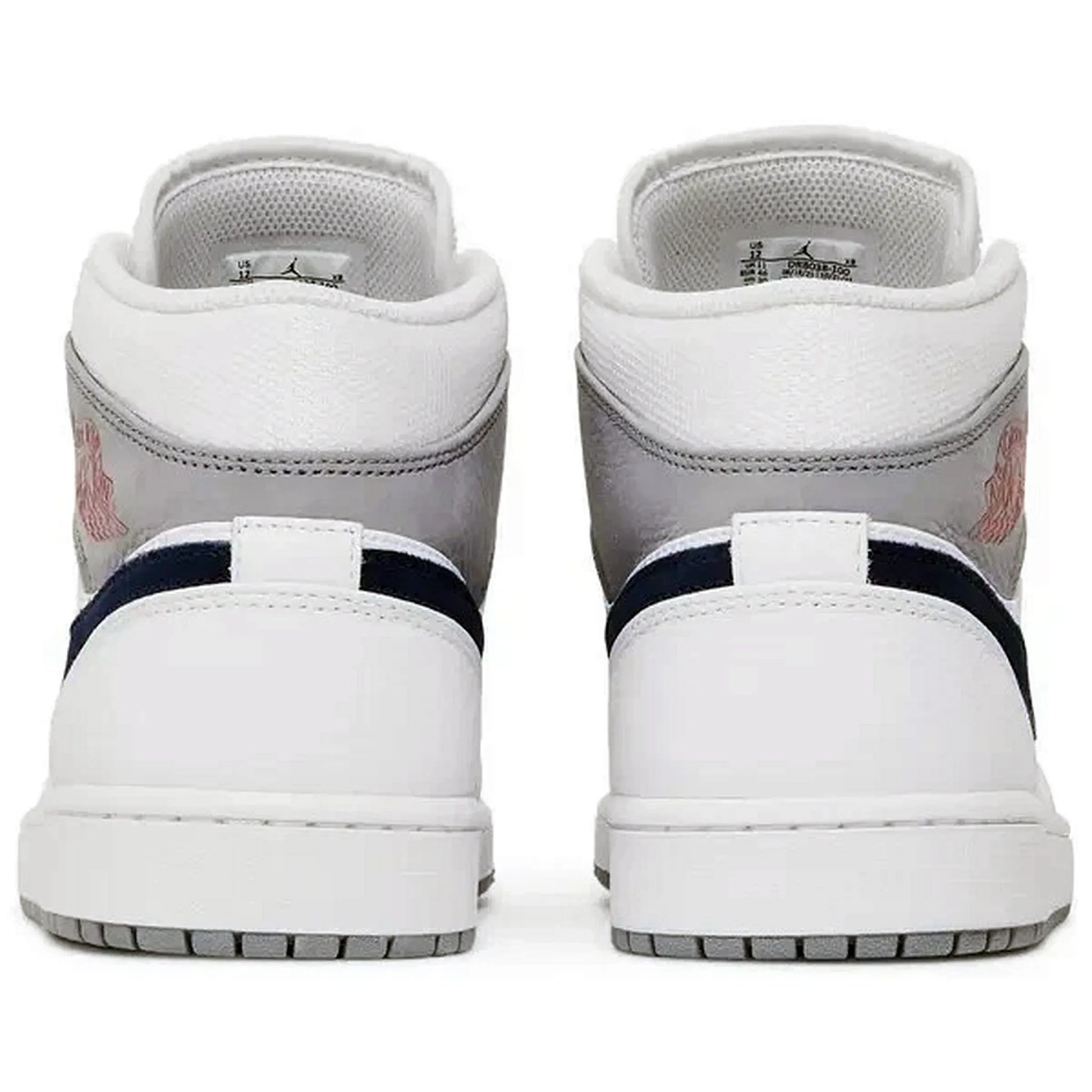 Air Jordan 1 Mid Paris White Sneaker – Weiß-graue Nike Basketballschuhe mit navyfarbenem Swoosh und rotem Wings-Logo, Rückansicht des Paars für Herren und Damen.